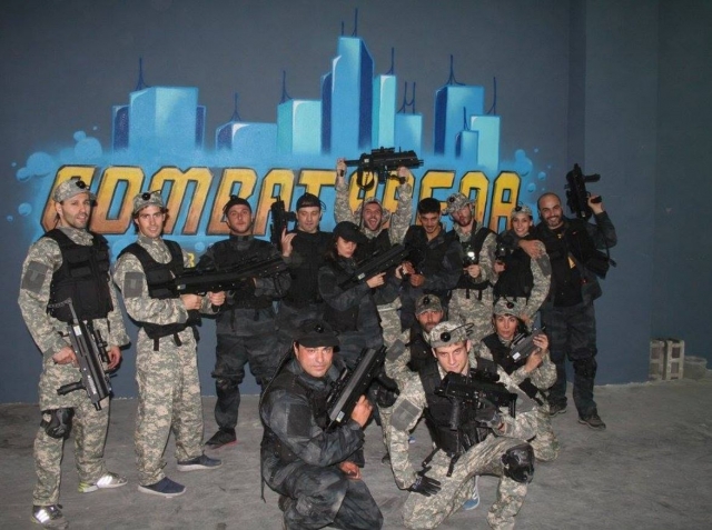 Grupo con las armas a punto